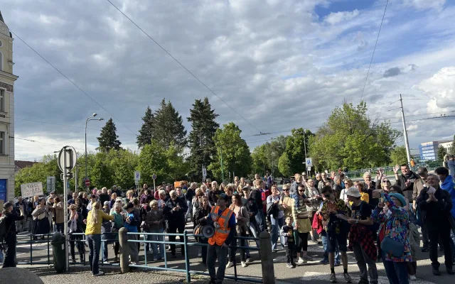 FOTO: Stovky lidí udělaly v Hradci Králové rámus za svobodu médií