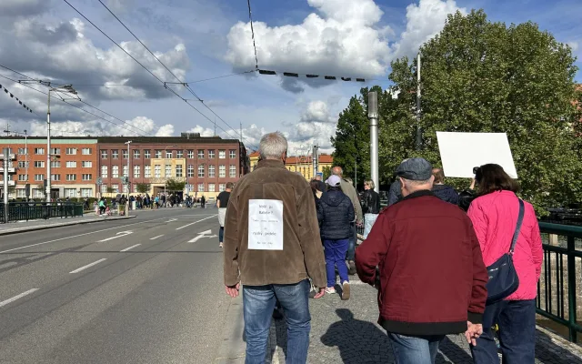 FOTO: Stovky lidí udělaly v Hradci Králové rámus za svobodu médií
