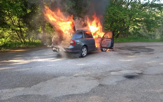 Auto v plamenech, hasiči zasahovali u Chvalče na Trutnovsku