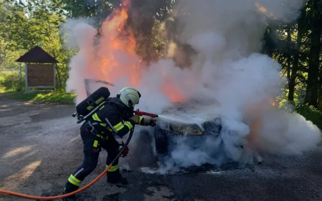 Auto v plamenech, hasiči zasahovali u Chvalče na Trutnovsku