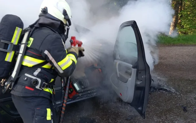 Auto v plamenech, hasiči zasahovali u Chvalče na Trutnovsku