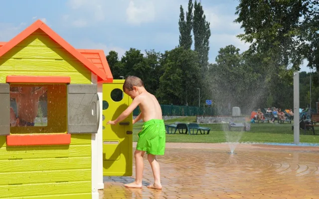 Slunná loučka v Hradci už hlásí otevřeno. Novinkou je nové pískoviště a trampolíny