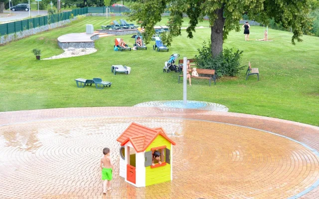 Slunná loučka v Hradci už hlásí otevřeno. Novinkou je nové pískoviště a trampolíny