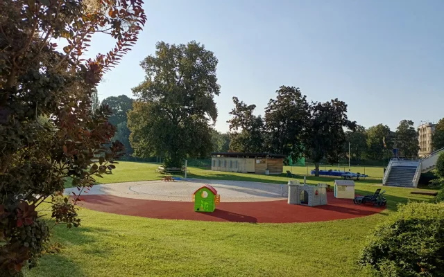 Slunná loučka v Hradci už hlásí otevřeno. Novinkou je nové pískoviště a trampolíny