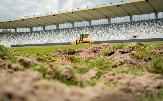 FOTO: Fotbalový Hradec Králové bude mít od nové sezony hybridní trávník