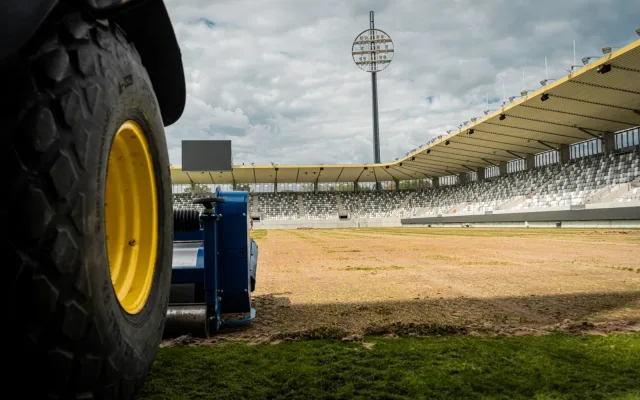 FOTO: Fotbalový Hradec Králové bude mít od nové sezony hybridní trávník