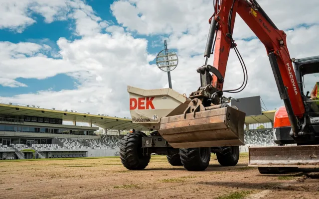 FOTO: Fotbalový Hradec Králové bude mít od nové sezony hybridní trávník