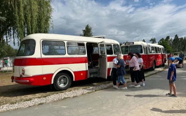 FOTO: U Stříbrného rybníka mají sraz historické škodovky s páteřovým rámem