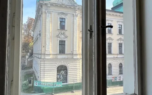 FOTO: Hradec promění problémový dům. Vznikne osm nových městských bytů