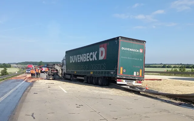 Nehoda kamionů uzavřela D11. Na 70. kilometru se srazily kamiony