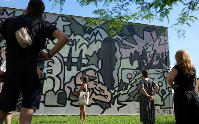 FOTOGALERIE: Street Art Festival přinesl nové muraly i návrat k poničenému dílu Tiny Chertové
