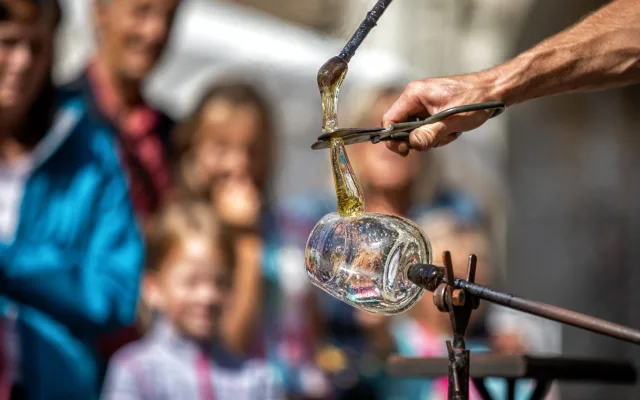CVW 2026: Na náměstí Dr. E. Beneše čeká návštěvníky bohatý program, kde si také mohou vyzkoušet práci se sklem. Foto: archiv Crystal Valley Week