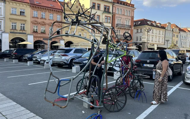 Kovová socha na Velkém náměstí budí vášně. Cílem má být oživení prostoru
