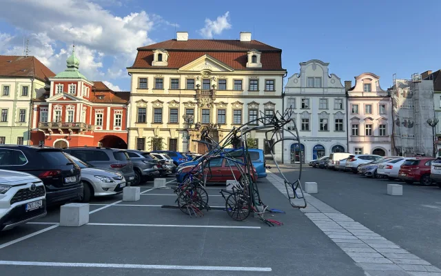 Kovová socha na Velkém náměstí budí vášně. Cílem má být oživení prostoru