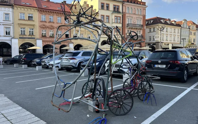 Kovová socha na Velkém náměstí budí vášně. Cílem má být oživení prostoru