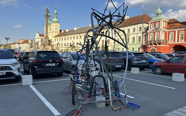 Kovová socha na Velkém náměstí budí vášně. Cílem má být oživení prostoru
