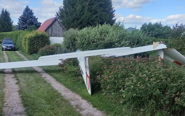 Kluzák havaroval u rodinného domu. Při přistání skončil v živém plotě