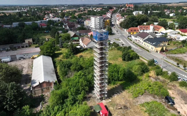 FOTO: Opravy komína v Kuklenách: Kvůli bezpečnosti přijde o tři metry výšky