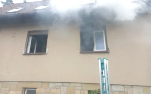 Požár rodinného domu v Trutnově si vyžádal lidský život. Příčina se vyšetřuje