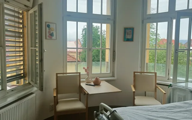 FOTO: Poslední dny s rodinou. Jičínská nemocnice otevřela nový pokoj