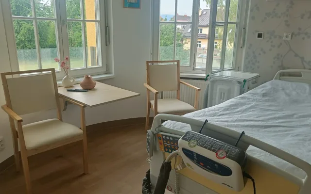 FOTO: Poslední dny s rodinou. Jičínská nemocnice otevřela nový pokoj