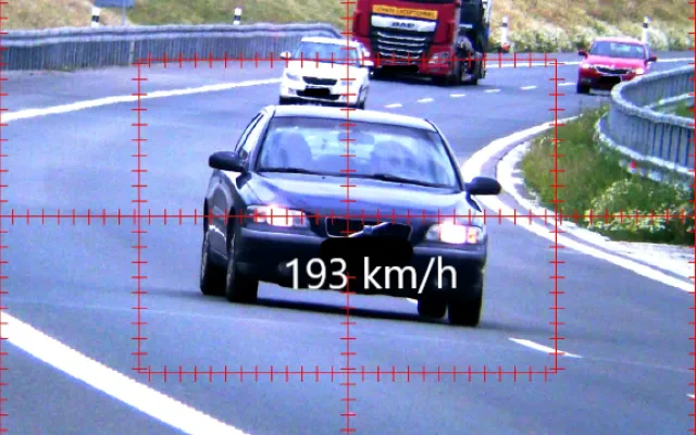 Porsche jelo na D35 dvoustovkou. Řidič i další dva piráti jsou bez řidičáku