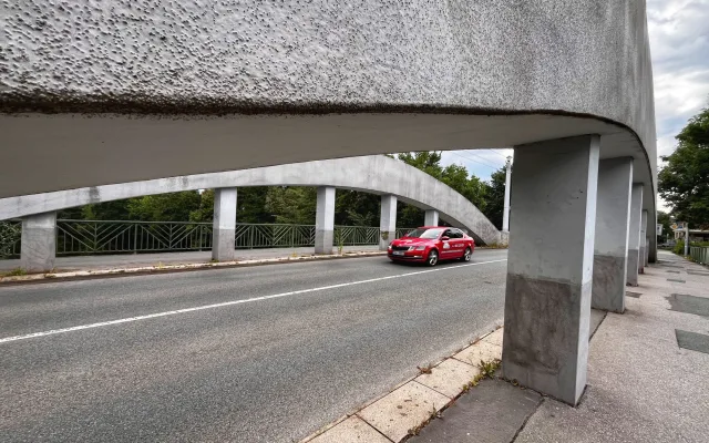 Malšovickým mostem v Hradci neprojedete, po rekonstrukci bude v lepší kondici