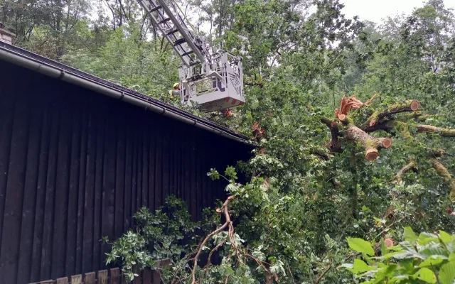 Déšť zaměstnal hasiče hlavně na Náchodsku. Čerpali vodu i odstraňovali popadané stromy