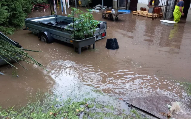 Déšť zaměstnal hasiče hlavně na Náchodsku. Čerpali vodu i odstraňovali popadané stromy