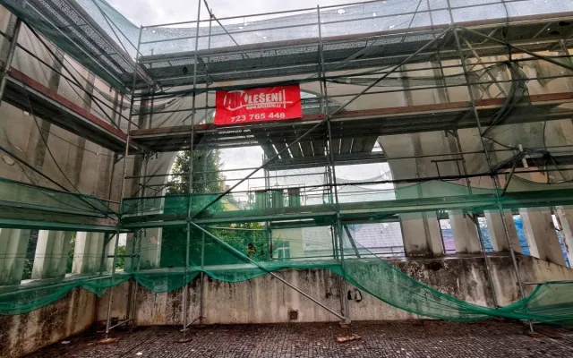 Pod sítěmi a lešením začíná záchrana hradeckého Gočárova schodiště