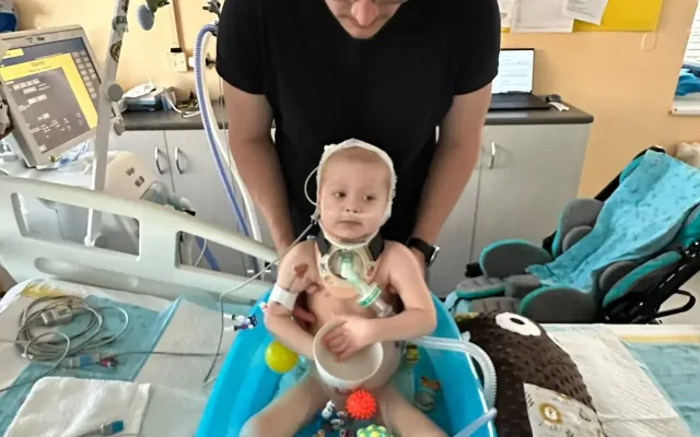 Jako záchranáři pomáhali druhým, teď potřebují pomoc pro syna Toníka