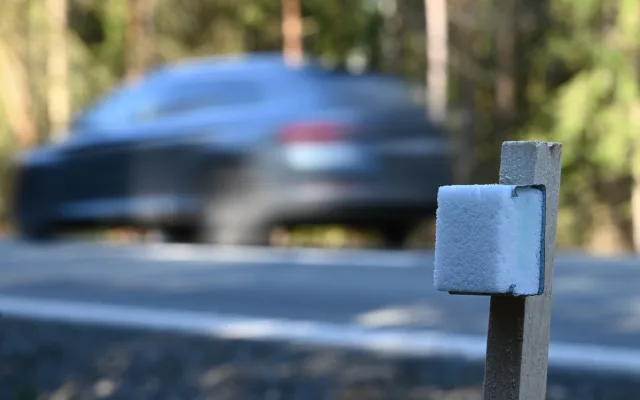 Takto vypadá nainstalovaný pachový ohradník. Nosič s pachem je otočený směrem k lesu, odkud zvěř k silnici přichází.