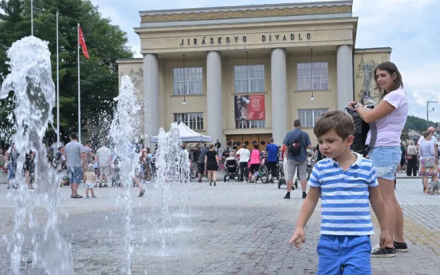 Do Hronova míří tisíce lidí. Festival nabídne téměř 150 představení i koncerty zdarma