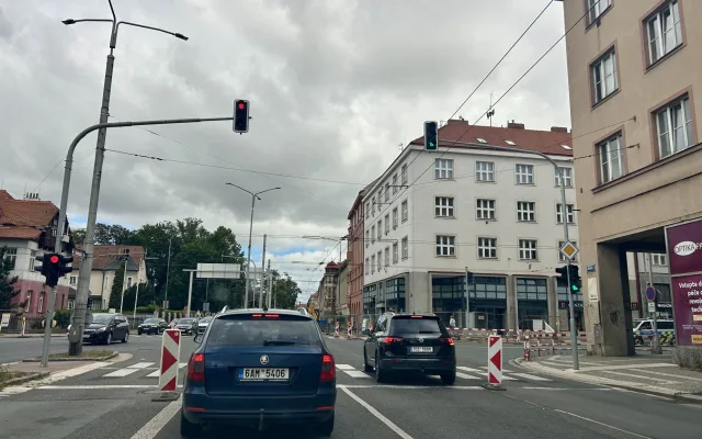 Řidiče trápí rozkopaný Hradec. Kdy bude hotovo?