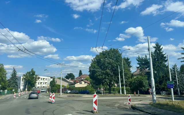 Řidiče trápí rozkopaný Hradec. Kdy bude hotovo?