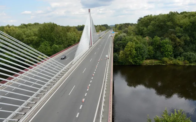 Oprava roku na D11. Řidiči jedou čtrnáct kilometrů v omezení