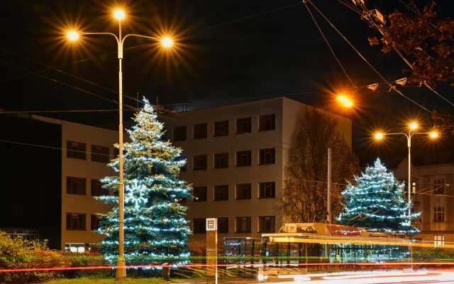 GALERIE: Vánočně osvícený Hradec Králové