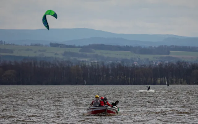 Záchrana kitesurfařů na Rozkoši