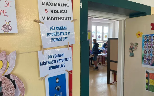 VOLBY 2021: Volební místnosti v ZŠ SNP v Hradci Králové