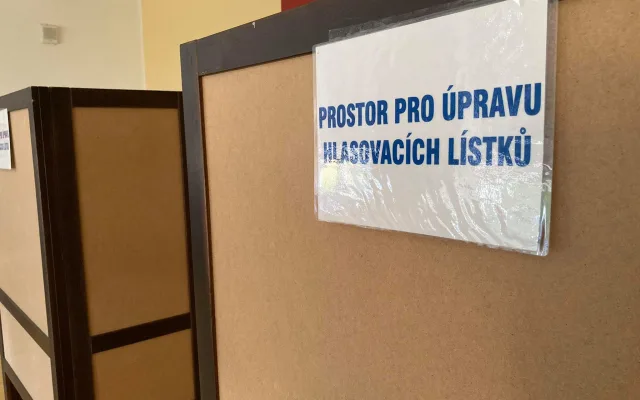 VOLBY 2021: Volební místnosti v ZŠ SNP v Hradci Králové