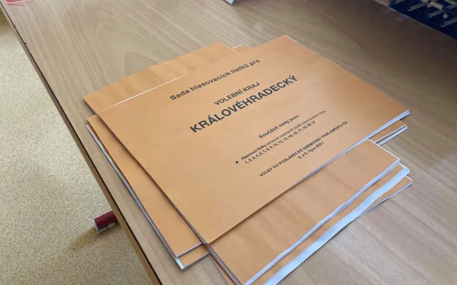 VOLBY 2021: Volební místnosti v ZŠ SNP v Hradci Králové