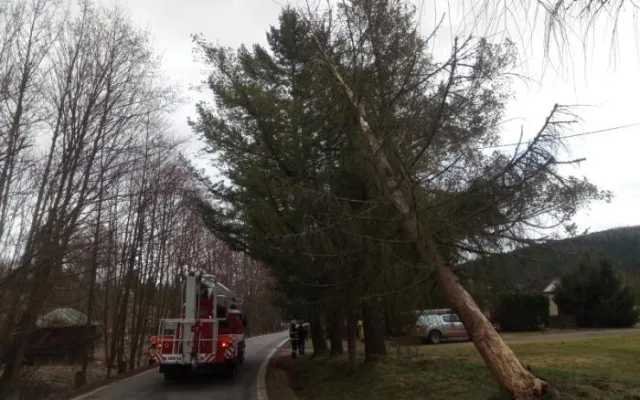Následky silného větru hasiči řešili i o víkendu
