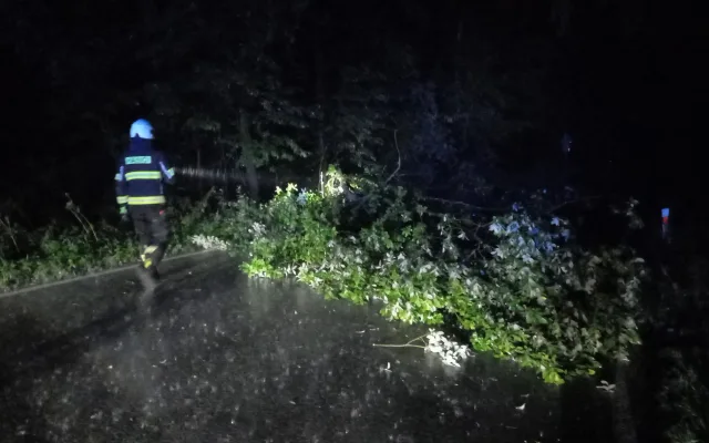 Noční bouřky v kraji: 50 výjezdů, strom na kolejích i ohrožený kemp