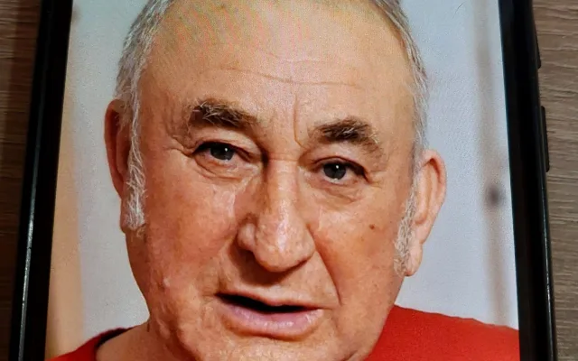 77letý senior zmizel v maskáčové bundě, policie prosí o pomoc