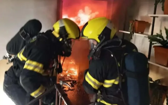 Přežili požár o vlásek. Vnuk spustil sbírku pro prarodiče