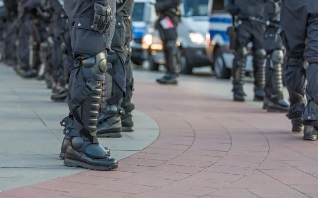 Méně těžkooděnců, více rodin s dětmi. Policie v Hradci ladí bezpečnost s kluby