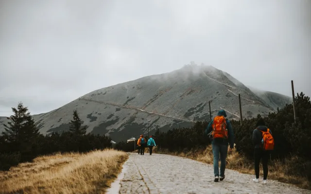 Krkonoše umí zaskočit i zkušené turisty. Co si vzít do batohu a na co nezapomenout