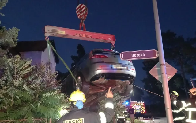 Auto si prorazilo cestu přes plot. Ve Svinarech skončilo na zahradě rodinného domu