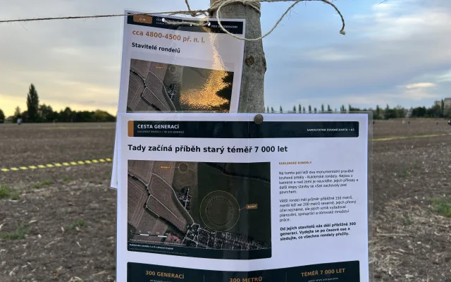 Dvě stě lidí se svíčkami. V Kuklenách bránili rondely před silnicí