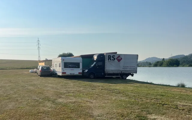 Objekt byl obestavěný vozidly a technikou. Zřejmě, aby se k objektu nedostala bourací technika.